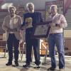Pedro Sánchez-Valdepeñas junto al alcalde y el presidente de la peña taurina.
