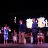Juan Vidal alza el obsequio tras pronunciar su pregón.